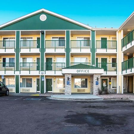 Hometowne Studios By Red Roof Colorado Springs - Airport Екстериор снимка