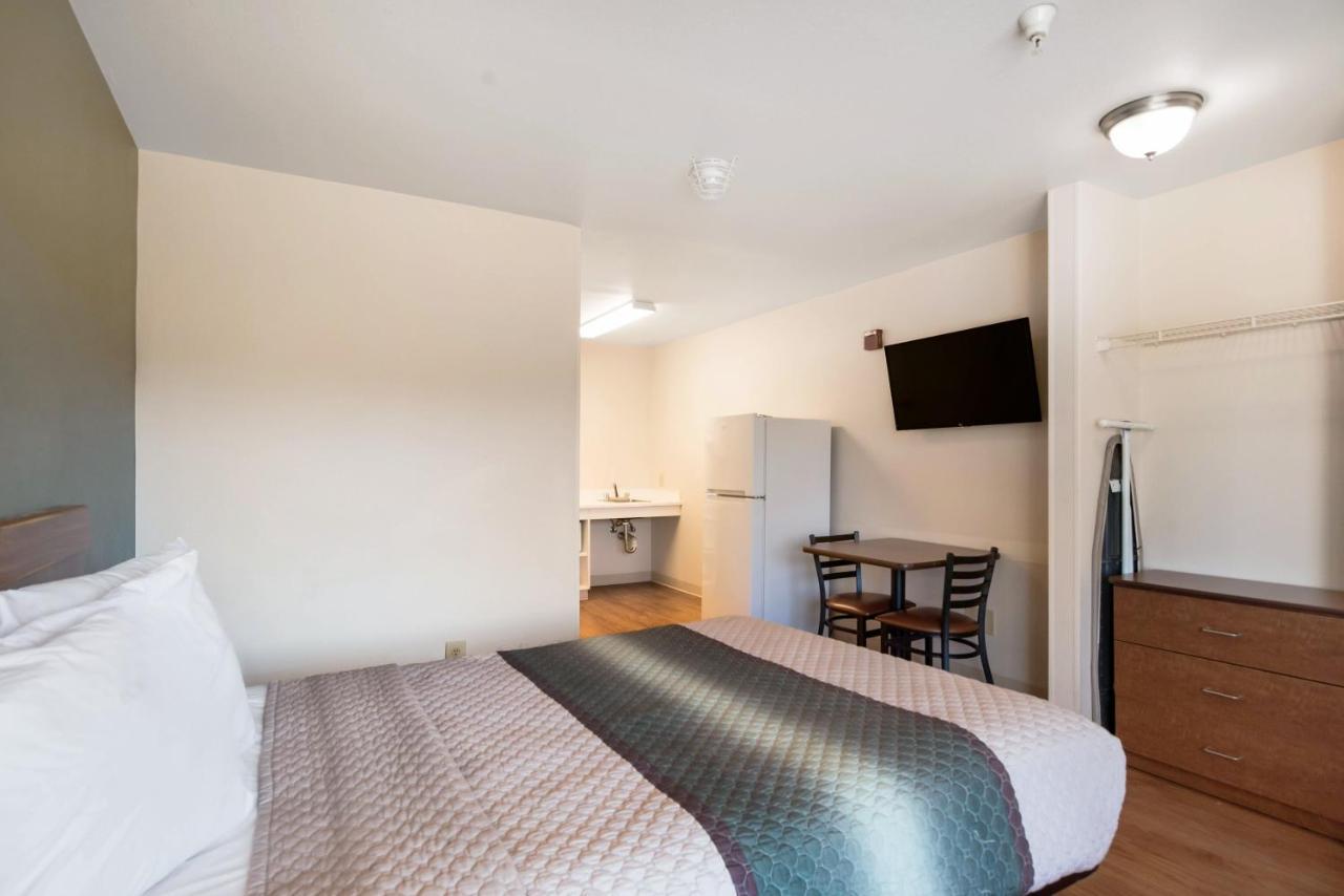 Hometowne Studios By Red Roof Colorado Springs - Airport Екстериор снимка