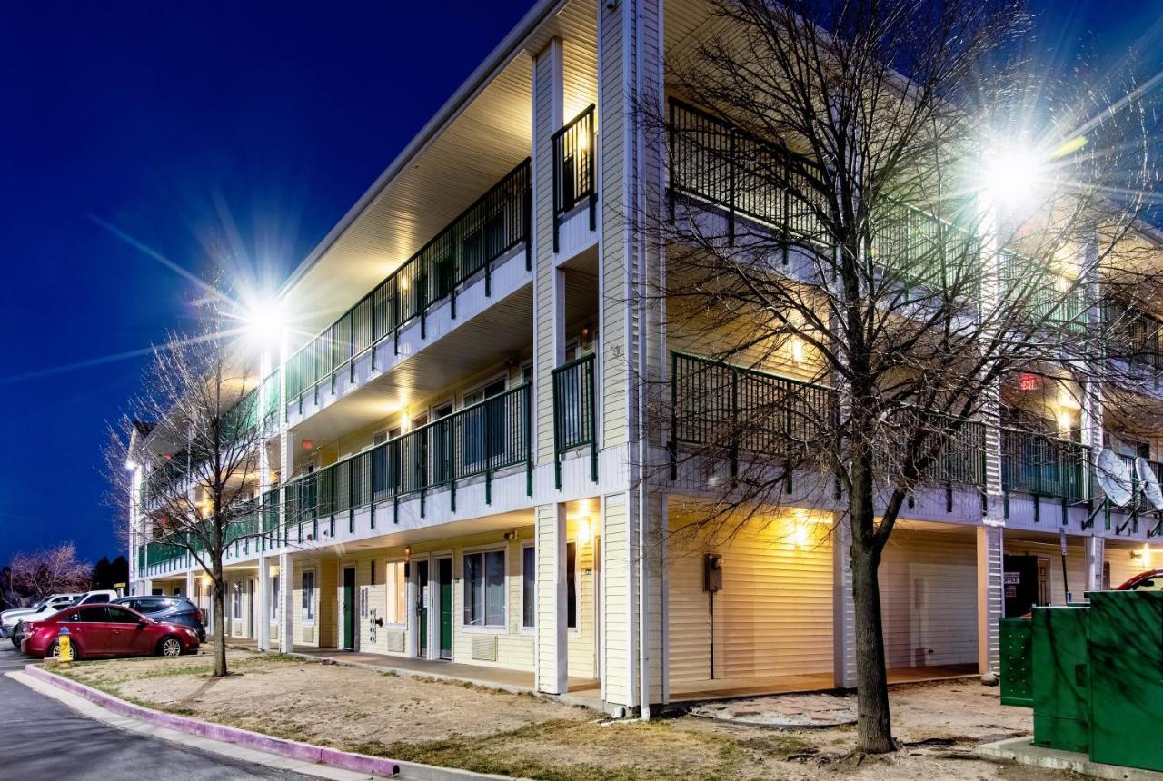 Hometowne Studios By Red Roof Colorado Springs - Airport Екстериор снимка