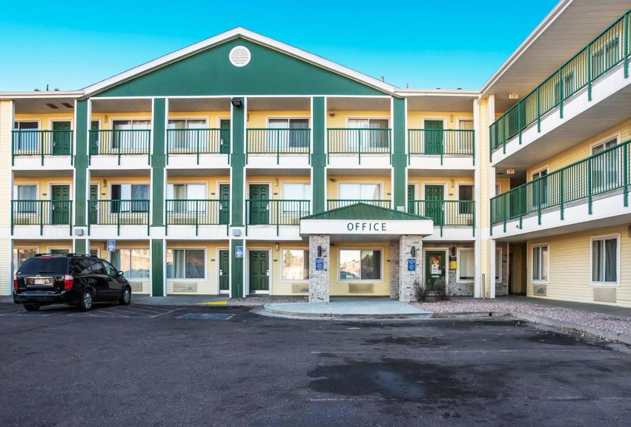 Hometowne Studios By Red Roof Colorado Springs - Airport Екстериор снимка