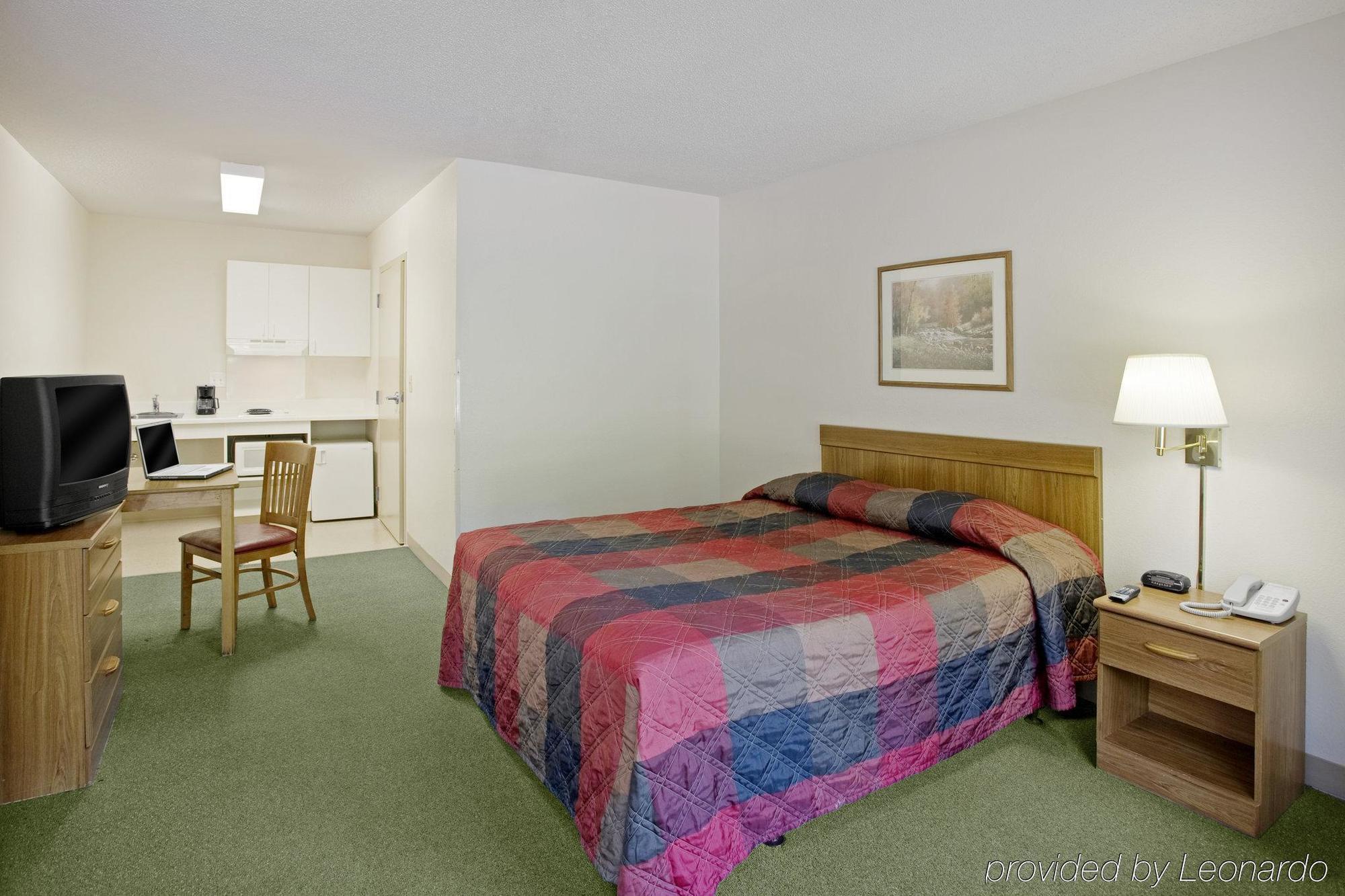 Hometowne Studios By Red Roof Colorado Springs - Airport Екстериор снимка