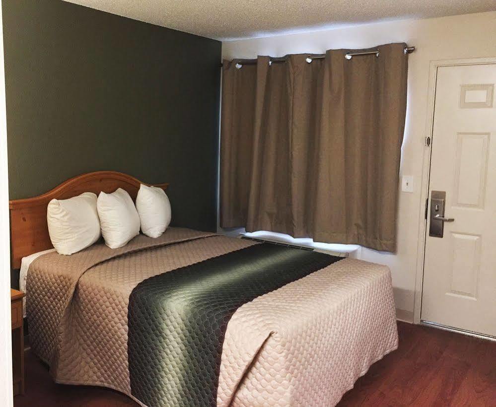 Hometowne Studios By Red Roof Colorado Springs - Airport Екстериор снимка